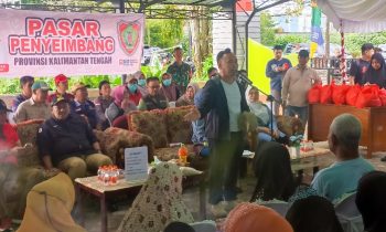 Gubernur Kalteng, H Sugianto Sabran memberikan sambutan di Pasar Penyeimbang Kantor Kelurahan MB Hilir, Sampit, Sabtu 20 Januari 2024