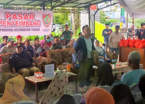 Gubernur Kalteng, H Sugianto Sabran memberikan sambutan di Pasar Penyeimbang Kantor Kelurahan MB Hilir, Sampit, Sabtu 20 Januari 2024