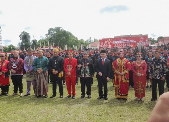 Gubernur Kalteng, Sugianto Sabran bersama jajaran pengurus DAD Kotim yang telah dilantik Ketua DAD Kalteng, Agustiar Sabran, Minggu 7 Januari 2024