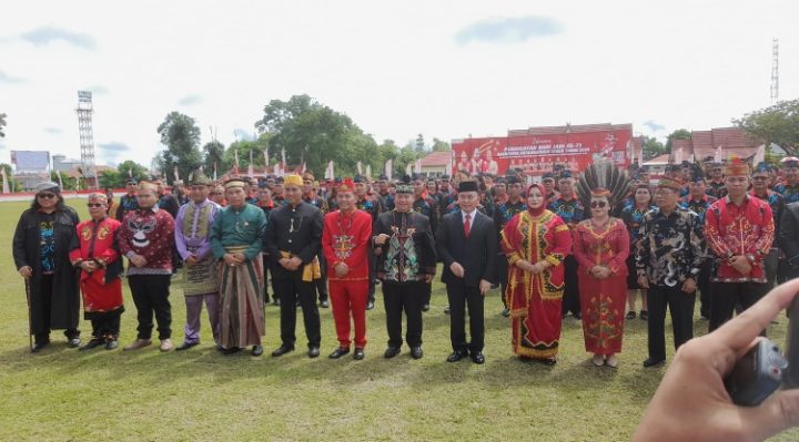 Gubernur Kalteng, Sugianto Sabran bersama jajaran pengurus DAD Kotim yang telah dilantik Ketua DAD Kalteng, Agustiar Sabran, Minggu 7 Januari 2024