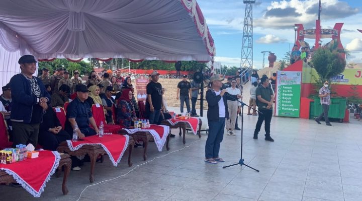 Gubernur Kalteng, Sugianto Sabran dalam sebuah acara penyaluran bansos Kalteng Berkah di kawasan Ikon Jelawat, Sampit, Sabtu 6 Januari 2024