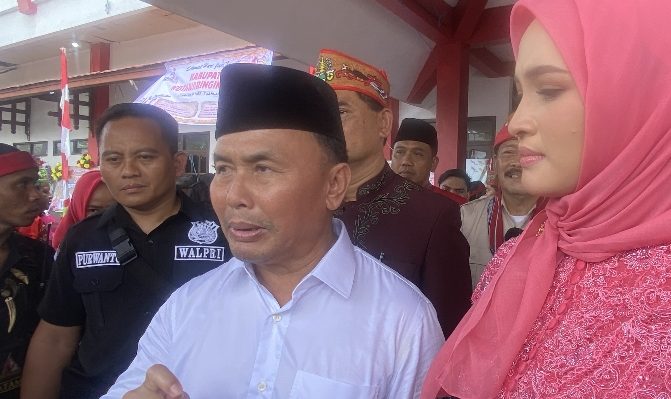 Gubernur Kalteng Sugianto Sabran dan istri saar diwawancara sejumlah wartawan setelah menghadiri HUT ke 71Kotim di Stadion 29 Nopember