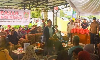 Gubernur Kalteng, Sugianto Sabran memberikan sambutan dalam kegiatan Pasar Penyeimbang di Kelurahan MB Hilir, Sabtu 20 Januari 2024
