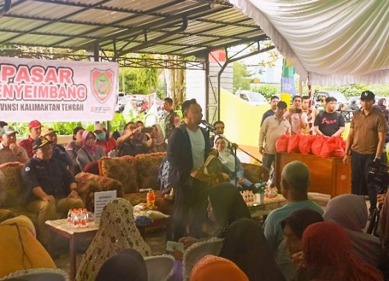 Gubernur Kalteng, Sugianto Sabran memberikan sambutan dalam kegiatan Pasar Penyeimbang di Kelurahan MB Hilir, Sabtu 20 Januari 2024