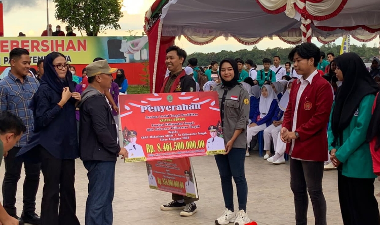 Gubernur Kalteng Salurkan Bansos Kalteng Berkah Rp 8,64 M kepada 5.641 Mahasiswa S-1