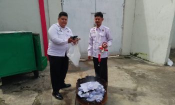 Humas Lapas Sampit memperlihatkan barang hasil pemggeledahan sebelum dimuanahkan.