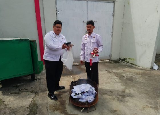 Humas Lapas Sampit memperlihatkan barang hasil pemggeledahan sebelum dimuanahkan.