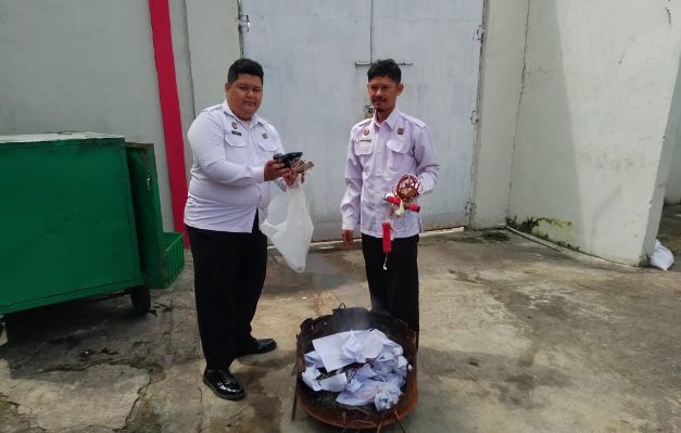 Humas Lapas Sampit memperlihatkan barang hasil pemggeledahan sebelum dimuanahkan.
