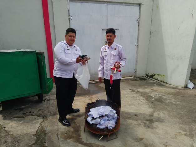 Lapas Sampit Memusnahkan Barang Hasil Penggeledahan