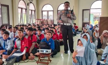 Ipda Alfien Saat edukasi pelajar SMK N 1 Sampit.