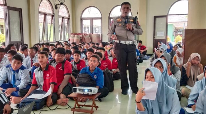 Ipda Alfien Saat edukasi pelajar SMK N 1 Sampit.