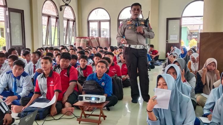 Satlantas Road To School Sosialisasi Larangan Knalpot Brong dan Pengendara Bawah Umur