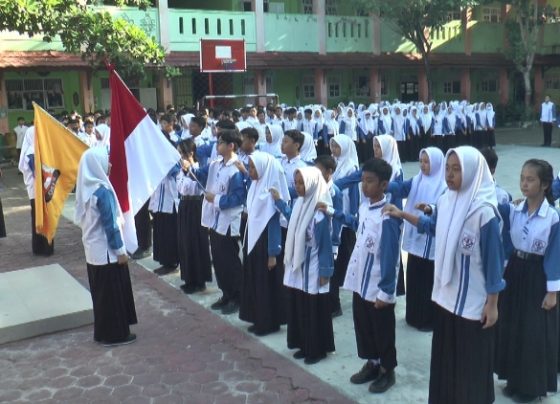 Jajaran siswa siswi pengurus OSIS SMPN 2 Sampit yang dilantik Kadisdik Kotim, M. Irfansyah, Selasa 30 Januari 2024