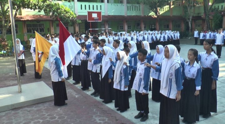 Jajaran siswa siswi pengurus OSIS SMPN 2 Sampit yang dilantik Kadisdik Kotim, M. Irfansyah, Selasa 30 Januari 2024