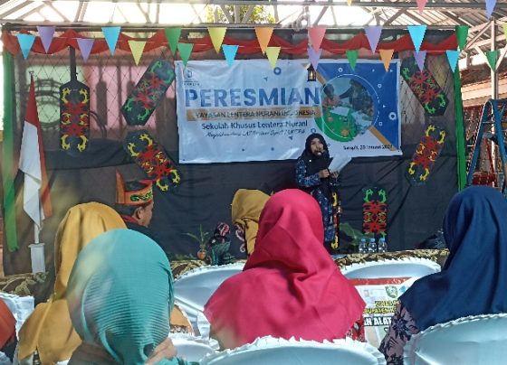 Kabid Pembinaan Pendidikan Khusus Disdik Kalteng, Roslita memberikan sambutan saat peresmian Sekolah ABK Lentera Nurani Indonesia di Sampit.