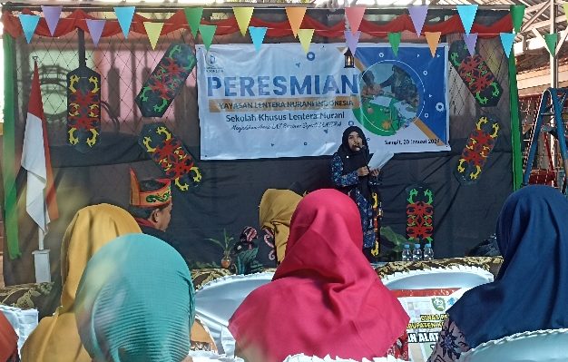 Kabid Pembinaan Pendidikan Khusus Disdik Kalteng, Roslita memberikan sambutan saat peresmian Sekolah ABK Lentera Nurani Indonesia di Sampit.
