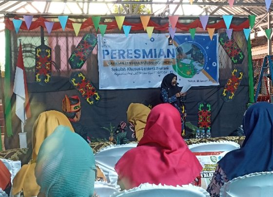 Kabid Pembinaan Pendidikan Khusus Disdik Kalteng, Roslita memberikan sambutan saat peresmian Sekolah Khusus Lentera Nurani, Sabtu 20 Januari 2024