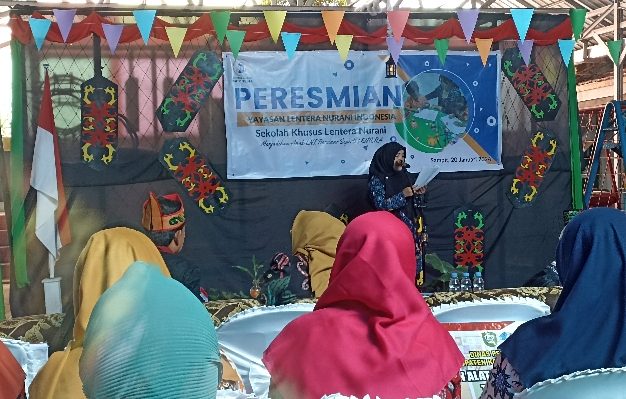 Kabid Pembinaan Pendidikan Khusus Disdik Kalteng, Roslita memberikan sambutan saat peresmian Sekolah Khusus Lentera Nurani, Sabtu 20 Januari 2024
