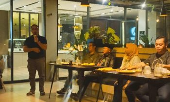 Kadis PMD Kotim, Raihansyah berdiri dan berbicara dalam acara Nongkrong dan Ngobrol Bareng Bupati Kotim, Halikinnor, Sabtu 27 Januari 2024