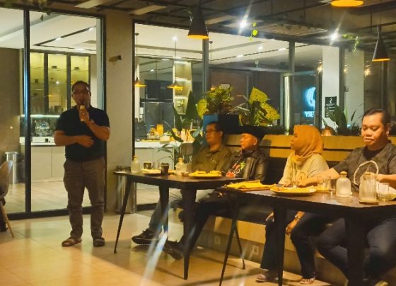 Kadis PMD Kotim, Raihansyah berdiri dan berbicara dalam acara Nongkrong dan Ngobrol Bareng Bupati Kotim, Halikinnor, Sabtu 27 Januari 2024