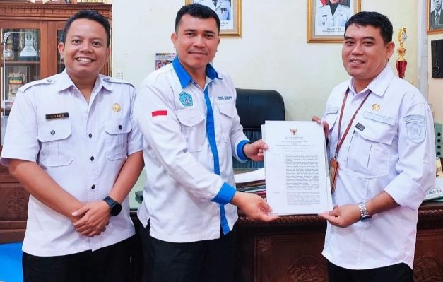 Kadisdik Kotim, M Irfansyah kanan bersama Kabid GTK, Edie Sucipto tengah dan Kasi Kurikulum dan Penilaian SD, Aqbar kiri memegang Salinan Perbup Kotim