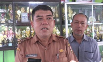 Kadisdik Kotim, M. Irfansyah kiri bersama Kepala SMPN 2 Sampit, Abdurrahman kanan