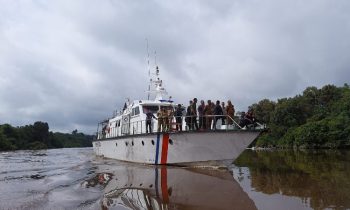 Kapal yang ditumpangi Bupati Kotim, Halikinnor beserta rombongan saat meninjau Pulau Hanibung, Kecamatan Kota Besi, Selasa 16 Januari 2024