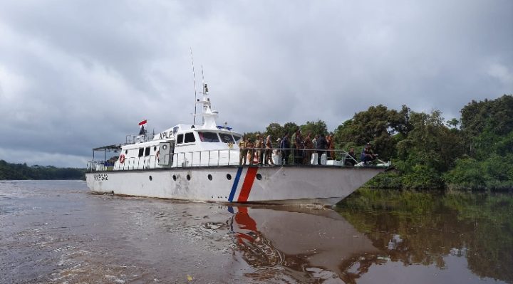 Kapal yang ditumpangi Bupati Kotim, Halikinnor beserta rombongan saat meninjau Pulau Hanibung, Kecamatan Kota Besi, Selasa 16 Januari 2024 1