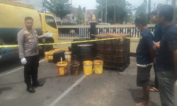 Kapolres Kotim AKBP Sarpani saat menunjukan barang bukti pencurian CPO di Mapolres Kotim, Minggu 28 Januari 2024.