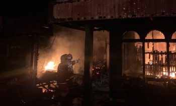 Kebakaran melahap 3 rumah di Jalan Dewi Sartika diduga akibat korsleting listrik, Kamis malam , 18 Januari 2024