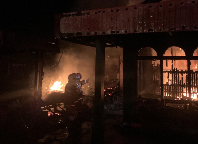 Kebakaran Melahap Tiga Rumah di Depan Jalan Dewi Sartika Diduga Akibat Korsleting Listrik