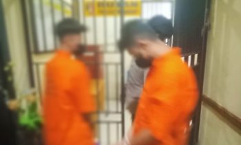 Kedua tersangka digiring ke sel tahanan Polsek Pahandut.