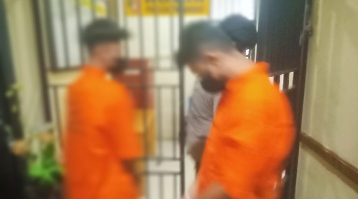 Kedua tersangka digiring ke sel tahanan Polsek Pahandut.