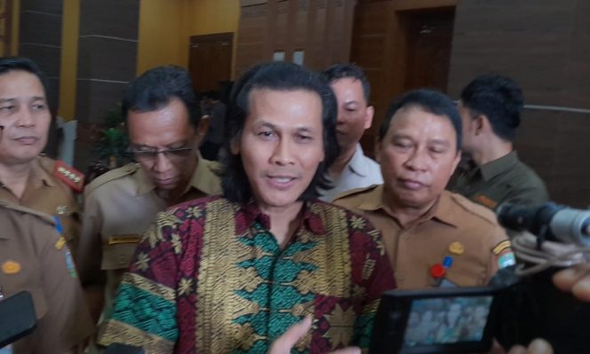 Kepala BKSDA Kalteng, Sadtata Noor Adirahmanta didampingi para pejabat Pemkab Kotim saat diwawancara di Rujab Bupati, Sampit, Selasa 30 Januari 2024