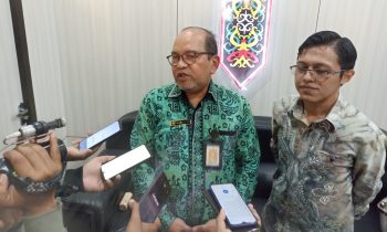 Kepala DKUPP Kotim, Zulhaidir bersama Deputy Manajer Cabang salah satu toko ritel modern berjaringan, Ardea saat diwawancara, Kamis 25 Januari 2024