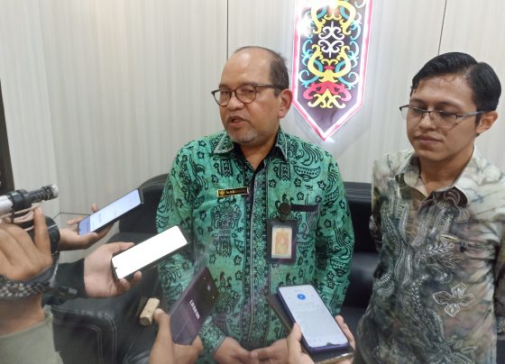 Kepala DKUPP Kotim, Zulhaidir bersama Deputy Manajer Cabang salah satu toko ritel modern berjaringan, Ardea saat diwawancara, Kamis 25 Januari 2024
