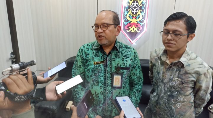 Kepala DKUPP Kotim, Zulhaidir bersama Deputy Manajer Cabang salah satu toko ritel modern berjaringan, Ardea saat diwawancara, Kamis 25 Januari 2024
