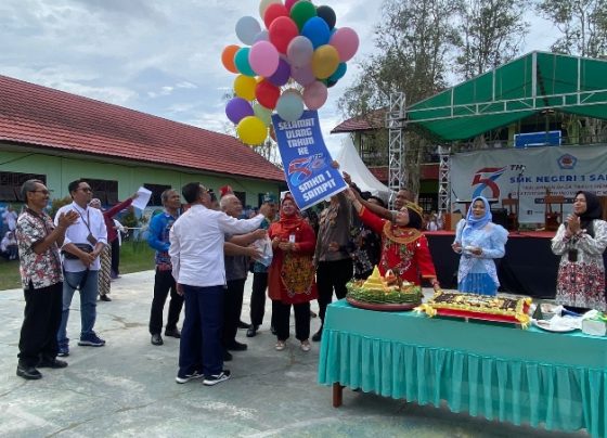 Kepala SMKN 1 Sampit, Lismayani dalam perayaan HUT ke 56 SMKN 1 Sampit bersama Wabup Kotim, Irawati, Kamis 11 Januari 2024