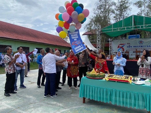 Rayakan Usia Ke-56 Tahun, SMKN 1 Sampit Ajak Siswanya Melawan Rasa Takut dengan Kreativitas
