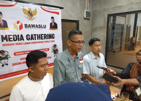 Ketua Bawaslu Kotim, M Natsir bersama Koordinator Divisi Pencegahan, Humas, dan Partisipasi Masyarakat Bawaslu Kotim, Salim Basayib saat diwawancara