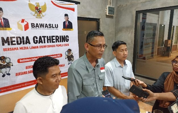 Ketua Bawaslu Kotim, M Natsir bersama Koordinator Divisi Pencegahan, Humas, dan Partisipasi Masyarakat Bawaslu Kotim, Salim Basayib saat diwawancara