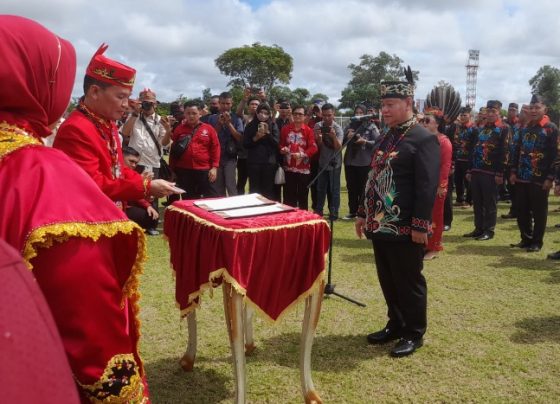 Ketua DAD Provinsi Kalteng, Agustiar Sabran melantik Halikinnor sebagai Ketua DAD Kotim, Minggu 7 Januari 2024