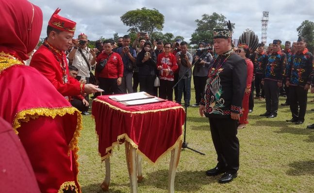 Ketua DAD Provinsi Kalteng, Agustiar Sabran melantik Halikinnor sebagai Ketua DAD Kotim, Minggu 7 Januari 2024