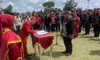 Ketua DAD Provinsi Kalteng Agustiar Sabran saat melantik Halikinnor sebagai Ketua DAD Kabupaten Kotim, yang bertempat di Stadion 29 Nopember Sampit.