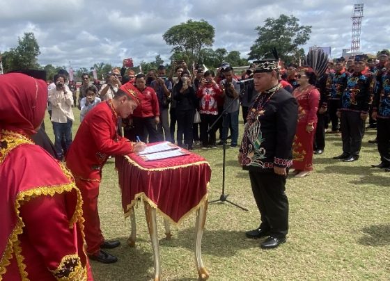 Ketua DAD Provinsi Kalteng Agustiar Sabran saat melantik Halikinnor sebagai Ketua DAD Kabupaten Kotim, yang bertempat di Stadion 29 Nopember Sampit.