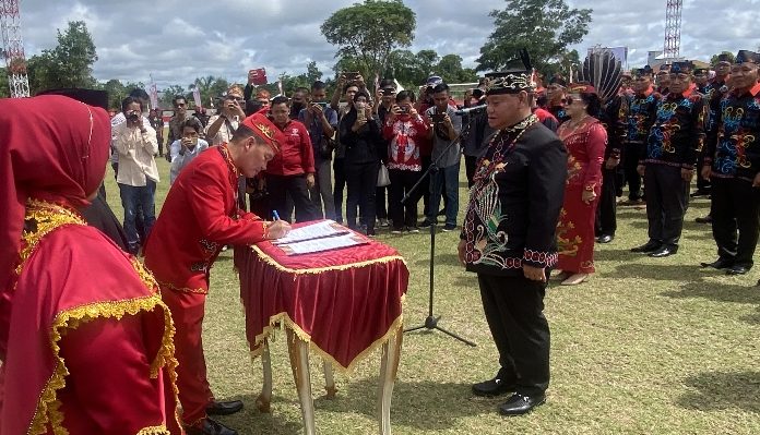 Ketua DAD Provinsi Kalteng Agustiar Sabran saat melantik Halikinnor sebagai Ketua DAD Kabupaten Kotim, yang bertempat di Stadion 29 Nopember Sampit.