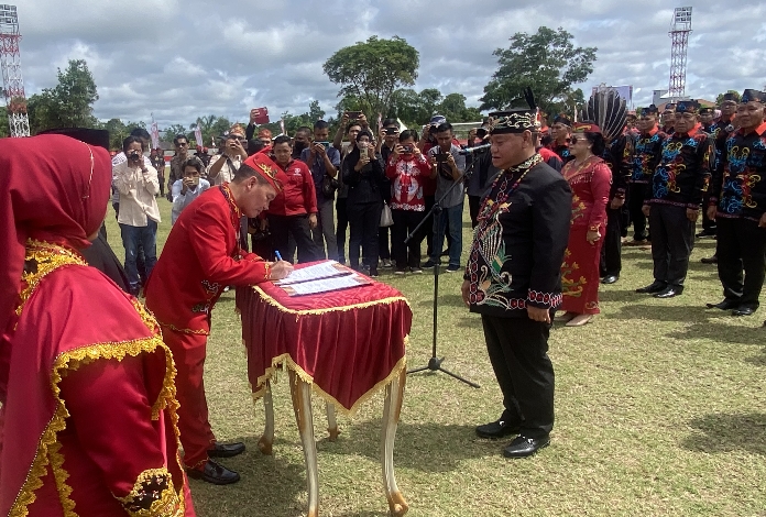 Agustiar Sabran Melantik Pengurus DAD Kabupaten Kotim