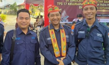 Ketua KPU Kotim, M. Rifqi paling kiri beserta Anggota KPU Kotim lainnya,  M. Tohari, dan Wendy