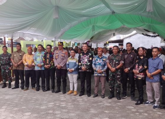 Ketua KPU M Rifqi, saat berfoto bersama dengan tamu undangan dan anggota KPPS yang baru dilantik, Kamis, 25 Januari 2023