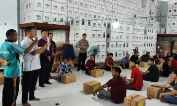 Ketua KPU Seruyan Muhammad Abdiannoor saat memberikan pengarahan kepada para tenaga pelipat dan penyortiran surat suara